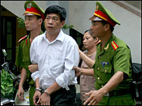 Ông Bùi Tiến Dũng ra tòa