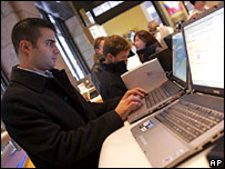 مردی در حال کار با لپ تاپ