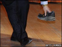 Chiếc giày ném về phía ông Ôn Gia Bảo