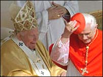 Kardinal Ratzinger, eski Papa Jean Paul'le