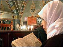 ایک ترک لڑکی قرآن پڑھتی ہوئی