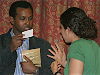 راگی عمر با یک دختر ایرانی گفتگو می کند