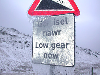 Rhew ar arwydd 'Ger Isel ...'