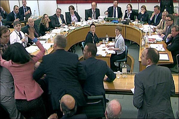 Bà Wendi Deng Murdoch bảo vệ chồng trong Nghị viện Anh