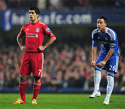 Luis Suárez y John Terry, acusados de racismo