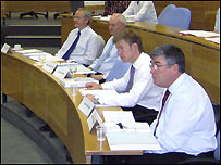 评委们认真听取选手发言