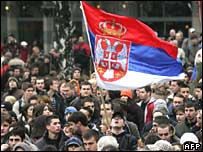 Serbë që protestojnë
