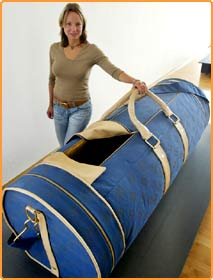 مقامی یونیورسٹی کی ایک طالبہ ایک تابوت کے ہمراہ