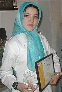 فرحناز يوسفی و تقديرنامه ای که از مسابقه ستاره افغان گرفته است