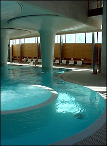 新浴池内映