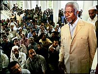 عنان در ديدار با آسيب ديدگان سونامی - مسجدی در سريلانکا