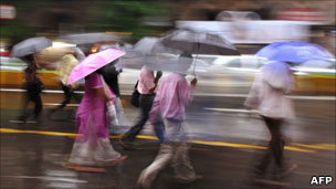 Pedestrians in the Mumbai rain
