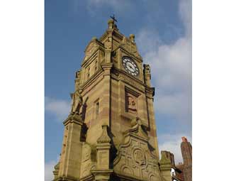 Cloc yng nghanol y dref