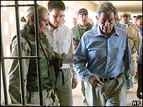 Janis Karpinski ve Irak savaşının mimarı Paul Wolfowitz Ebu Gureyb'de