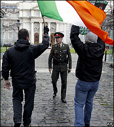 Sinn Fein protesters outside Dublin parliament, 22 Nov 10