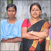 Aklina Khatoom (esq.) e uma das mulheres que a ajudaram a escapar do bordel