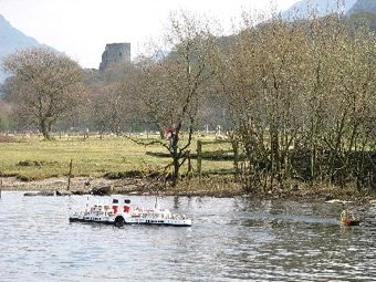 Cwch bach ar lyn Padarn