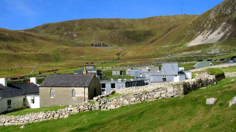 An eaglais agus Ionad an Airm, Hiort