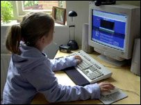 一名正在上网的儿童