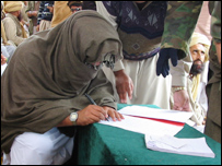 بیت اللہ محسود پاک فوج کے ساتھ معاہدہ امن پر دستخط کرتے ہوئے