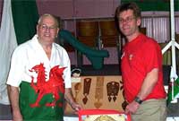 John Williams, cadeirydd y Gymdeithas Geltaidd gyda David Western a rhai o lwyau caru David.