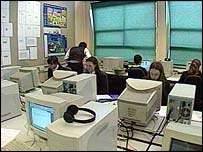 स्कलों में कंप्यूटर एक ज़रूरी उपकरण बन गया है