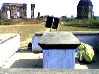 عمارت ایک کھنڈر میں تبدیل ہوچکی ہے لیکن عمارت کے ایک مکین انگریز کیپٹن ’ایف والے‘ کی قبر کی دور دور تک شہرت ہے۔ 