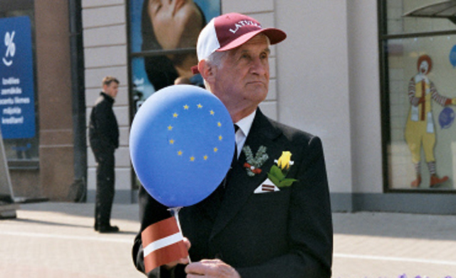 यूरोपीय संघ के गुब्बारे के साथ लातविया के नागरिक. (तस्वीर- आरआईए नोवोस्ती)