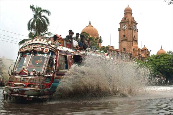 کراچی: بارش نے شہر ڈبو دیا
