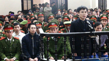 Hình ảnh tại phiên tòa (ảnh của báo Tuổi Trẻ TP HCM)