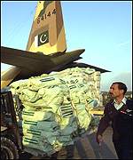 Bezprostředně po zemětřesení proudí do Indie pomoc, obyvatelé se obávají, že brzy budou odkázáni sami na sebe