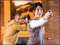  دو نفر با بازی کامپیوتری نینتندو بازی می کنند