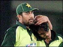 انضمام محمد سمیع کو گلے لگا رہے ہیں