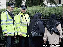 Policë dhe dy gra myslimane në një lagje të Londrës