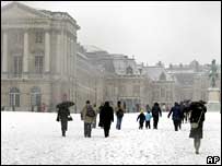 A neve cobriu até o Palácio de Versailles, na França