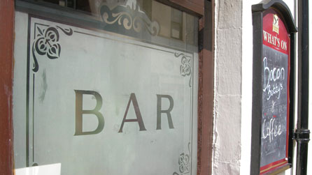 Arwydd tafarn ym Mhwllheli