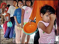 افراد بی خانمان برای دريافت غذا در باندا آچه در اندونزی صف بسته اند