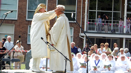 Selwyn Iolen yn gosod y goron ar ben yr Archdderwydd newydd