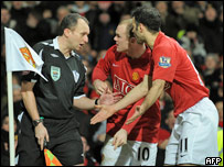 Wayne Rooney and Ryan Giggs complain to an official
