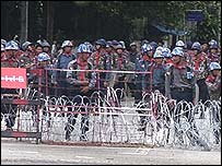 Quân đội chỉ mới đứng nhìn