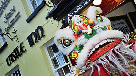 Dathliadau'r flwyddyn newydd Tseineaidd ym Mryn Buga, Sir Fynwy. (Llun gan Mike Thomas) 