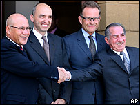 Mehmet Ali Talat ve Papadopulos'un el sıkışması (arşiv)