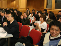 辩论会现场观众反应热烈