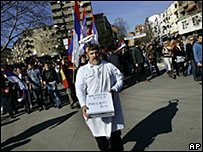 Protestues serb duke vendosur të ashtuquajturën 'Kutija e Pandorës' para trupave të UNMIK-ut