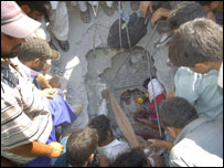 ملبے میں پھنسے ہوئے ایک شخص کو نکالنے کی کوشش