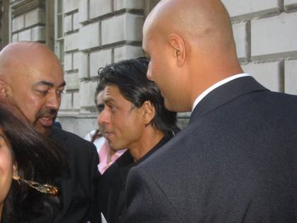 Shah Rukh being swamped by fans at the Chak De premiere