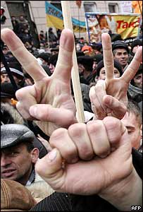 Příznivci Viktora Juščenka před ukrajinským parlamentem