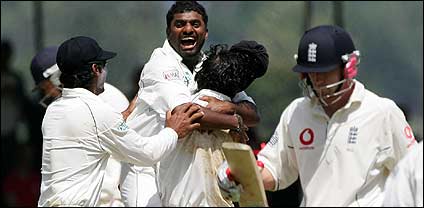 Muralitharan bowls Paul Collingwood