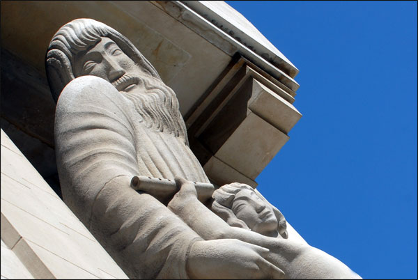 Picture showing the statue of Prospero and Ariel at Broadcasting House.