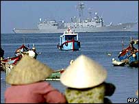Chiến hạm USS Vandegrift ghé thăm VN